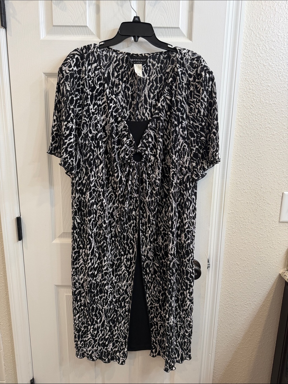 Black and White Printed Short Sleeve Dress Great for Work and Social Events